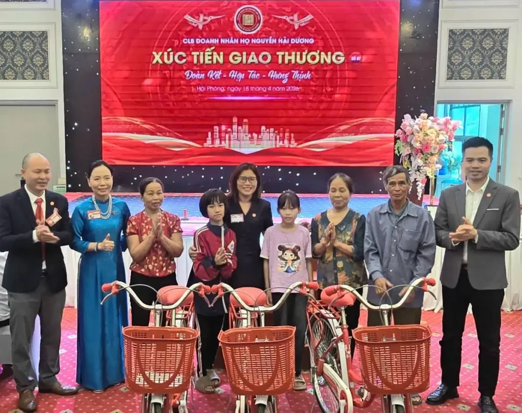 trao tặng xe đạp cho các trẻ em có hoàn cảnh khó khăn